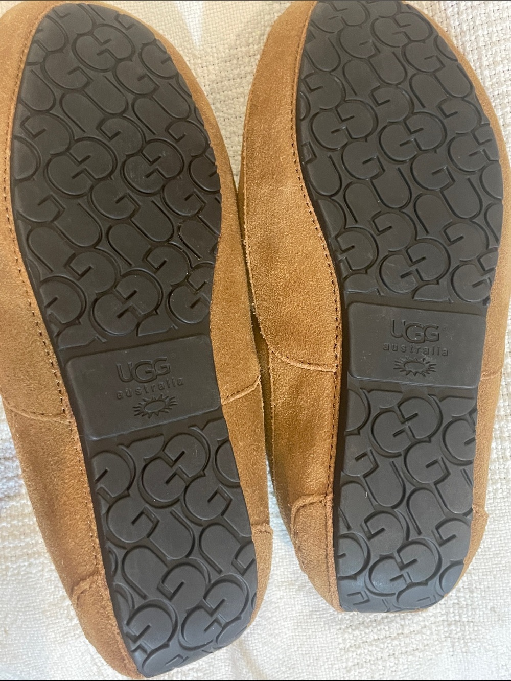 UGG Ascot Youth Size 4 Slippers - Picture 2 of 10